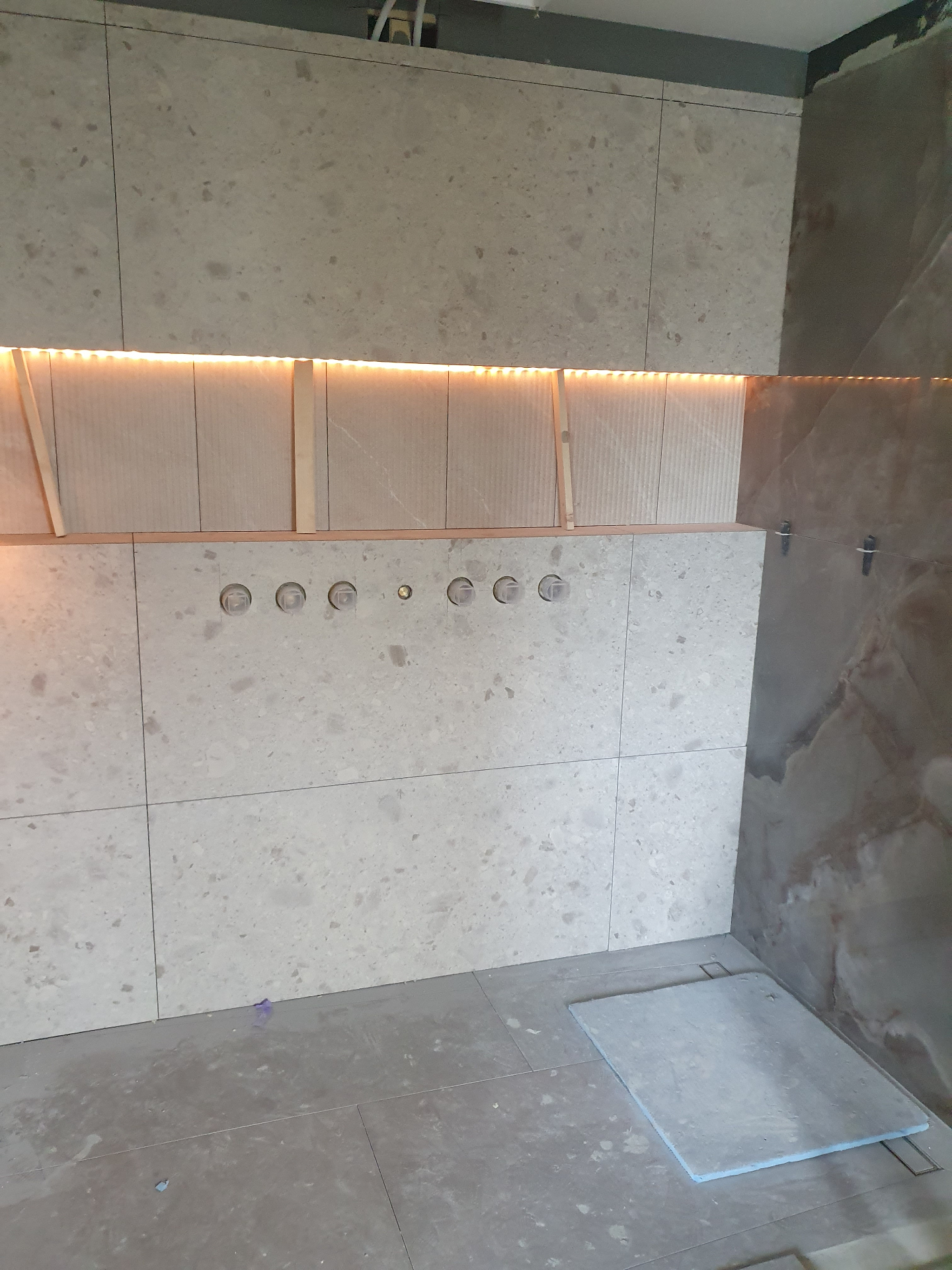 Terrazzo tegelwerk met LED-verlichting in douche