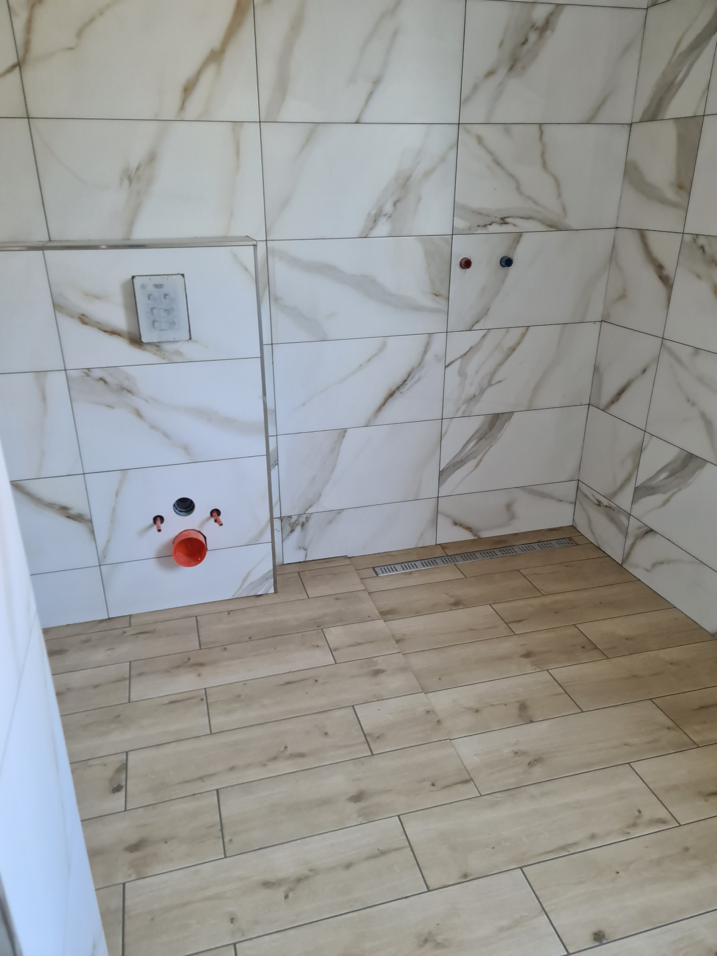Marmerlook badkamer met houtlook vloertegels